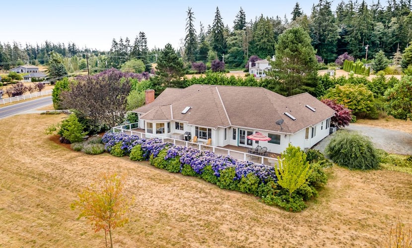 Newly updated home with sweeping cascade views, gas grill, WiFi & lush acreage