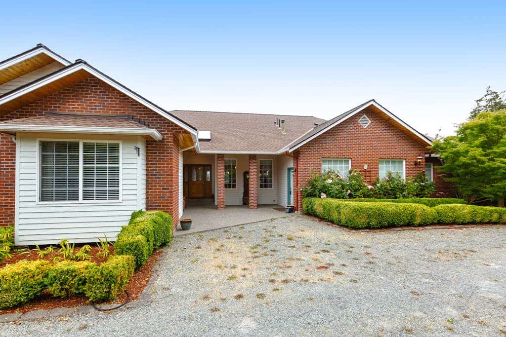 Newly updated home with sweeping cascade views, gas grill, WiFi & lush acreage