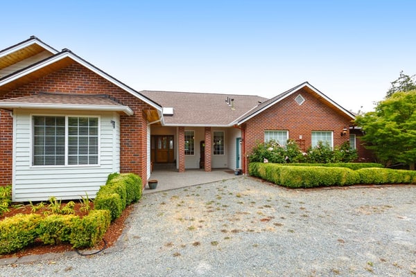 Newly updated home with sweeping cascade views, gas grill, WiFi & lush acreage
