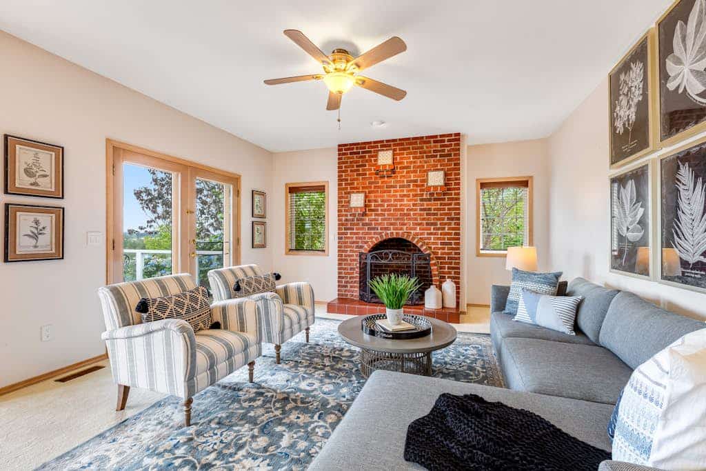 Newly updated home with sweeping cascade views, gas grill, WiFi & lush acreage