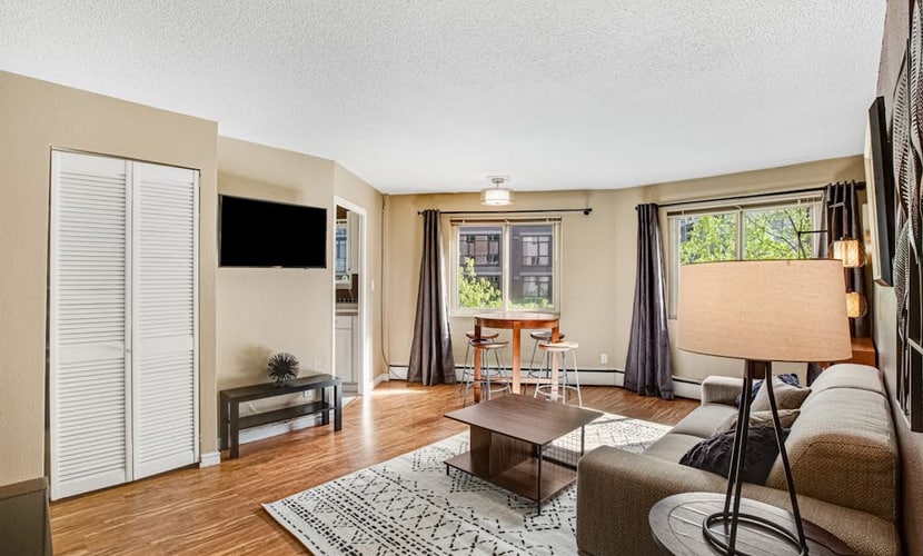 Downtown condo with WiFi, partial AC, balcony