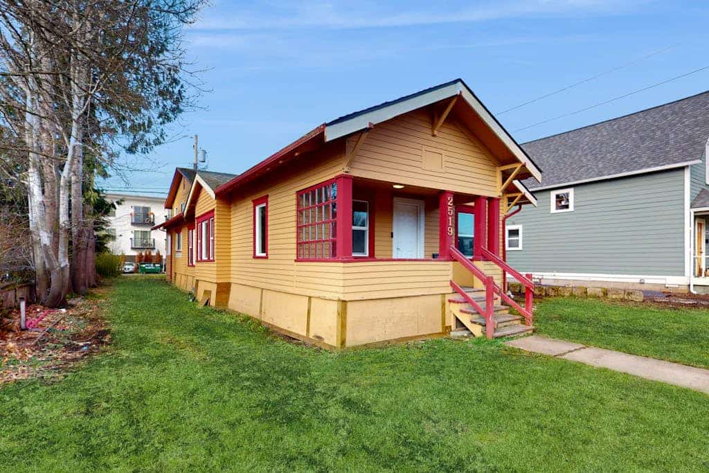 Perfectly located home with open layout, well-equipped kitchen, smart TV, & W/D