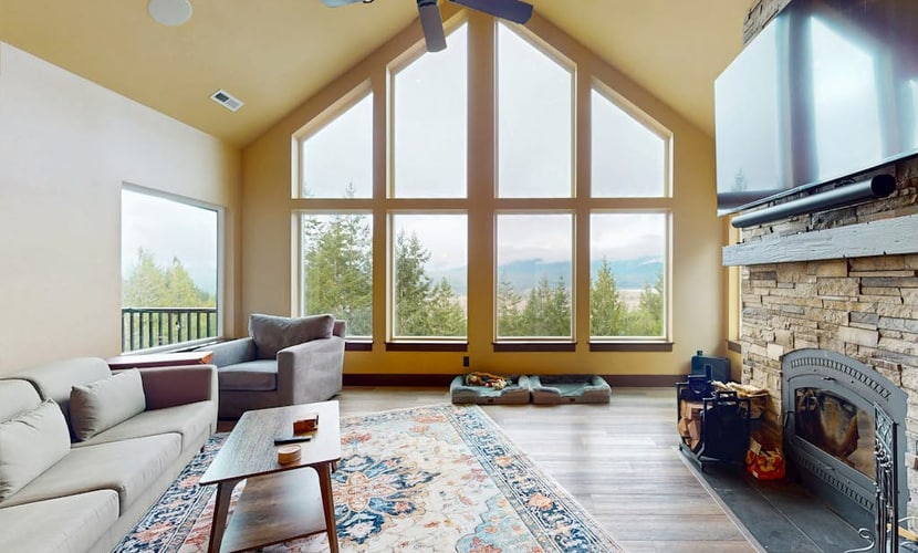 Spacious home with private hot tub, full kitchen & incredible views