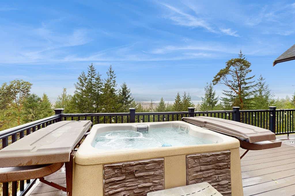 Spacious home with private hot tub, full kitchen & incredible views