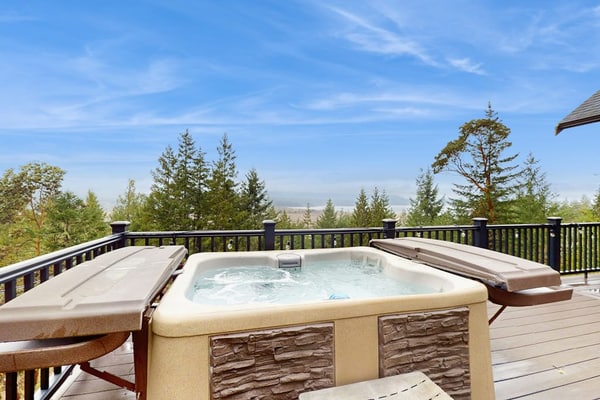 Spacious home with private hot tub, full kitchen & incredible views