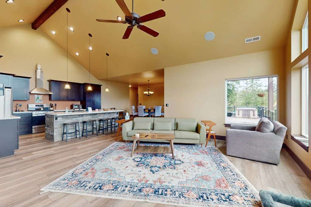 Spacious home with private hot tub, full kitchen & incredible views