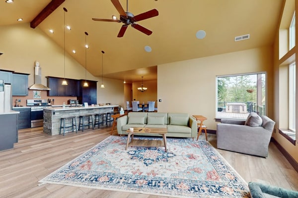 Spacious home with private hot tub, full kitchen & incredible views