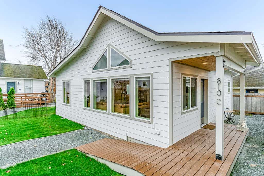 Light-filled home with fenced yard - two dogs welcome - walk everywhere