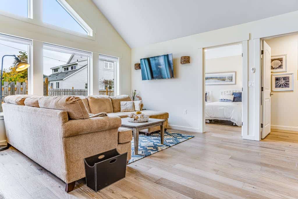 Light-filled home with fenced yard - two dogs welcome - walk everywhere