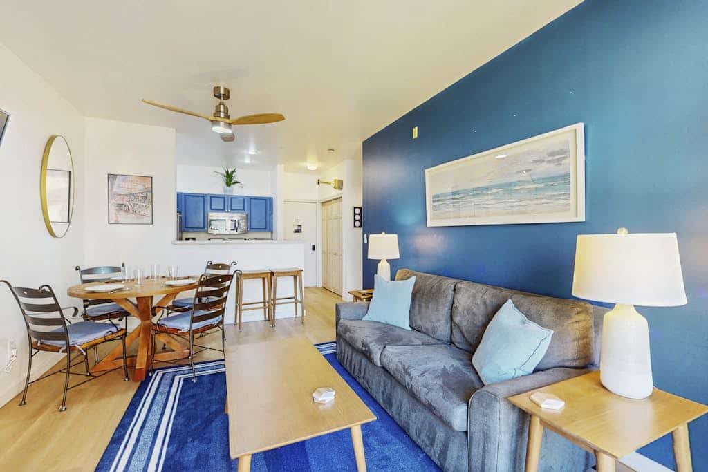 Prime Belltown/Downtown Location w/ Balcony, Shared Pool/Hot Tub/Patio