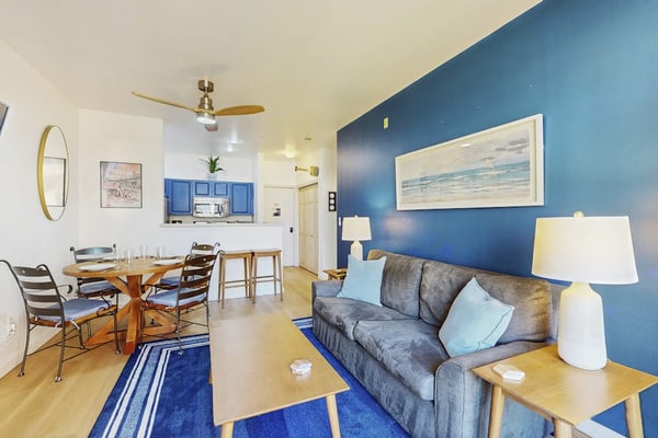 Prime Belltown/Downtown Location w/ Balcony, Shared Pool/Hot Tub/Patio