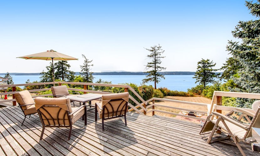 Delightful Waterfront Cabin w/ Large Deck, Free WiFi, Firepit, & Washer/Dryer