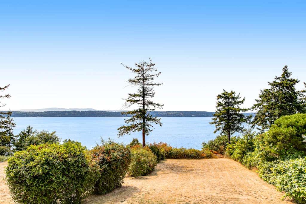 Delightful Waterfront Cabin w/ Large Deck, Free WiFi, Firepit, & Washer/Dryer