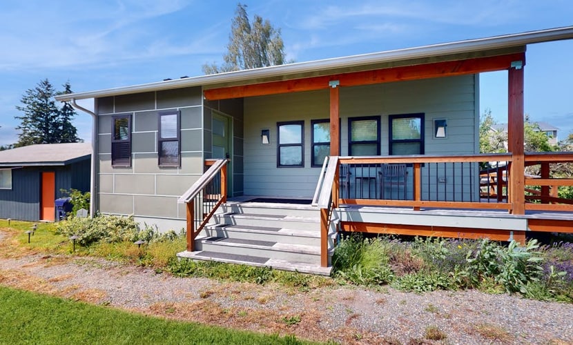 Designer Cottage | Accessible Kitchen & Bathroom | 5 Minutes to Downtown