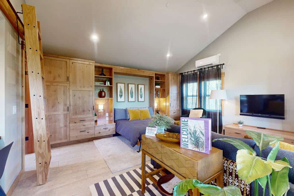 Designer Cottage | Accessible Kitchen & Bathroom | 5 Minutes to Downtown