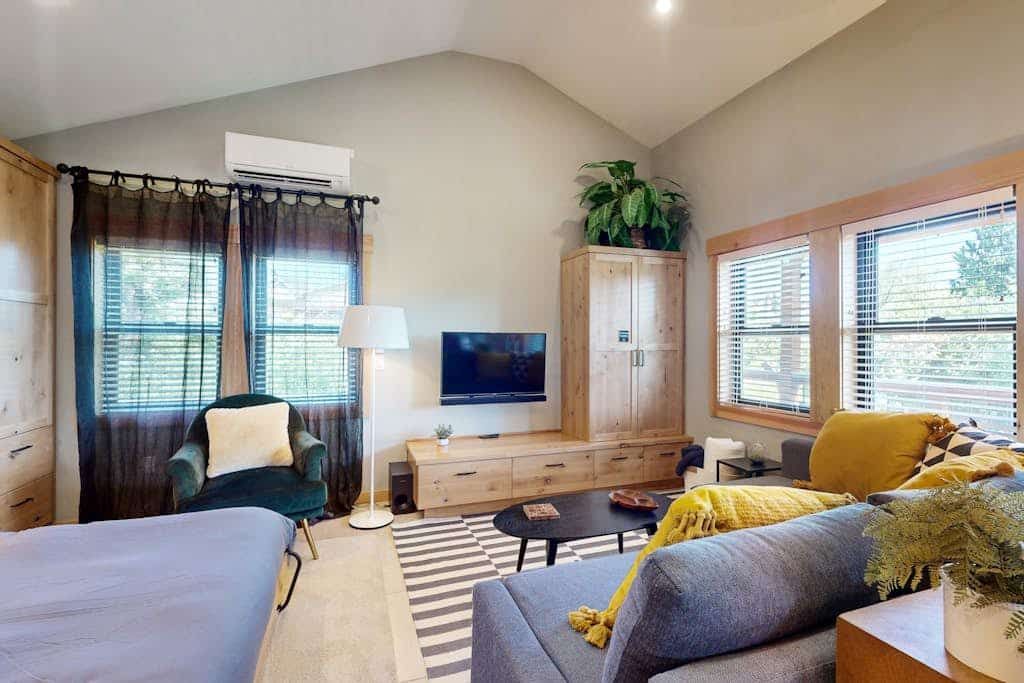 Designer Cottage | Accessible Kitchen & Bathroom | 5 Minutes to Downtown