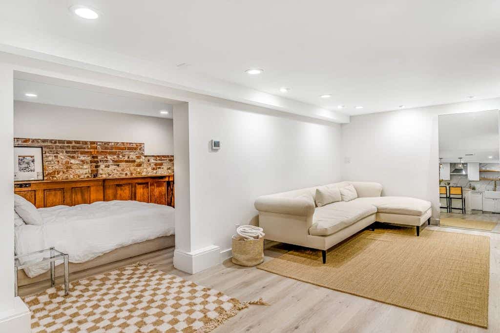 Modern Queen Anne studio - full kitchen - one block to Kerry Park, near downtown