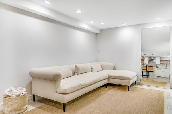 Modern Queen Anne studio - full kitchen - one block to Kerry Park, near downtown