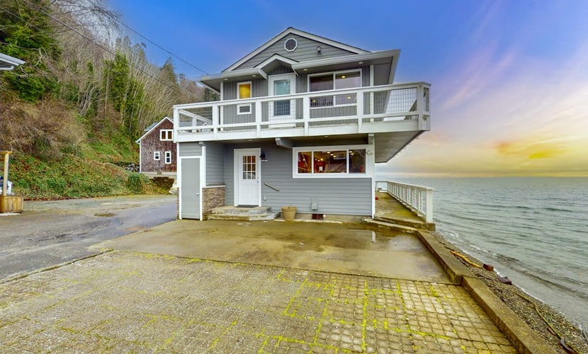 Waterfront Retreat on Camano Island – Stunning Views!