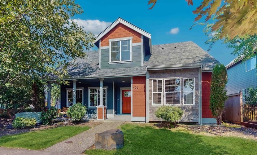 Beautiful Enumclaw home near downtown with yard, grill, gas fireplace, & A/C
