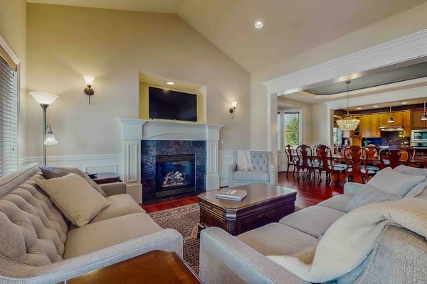 Beautiful Enumclaw home near downtown with yard, grill, gas fireplace, & A/C