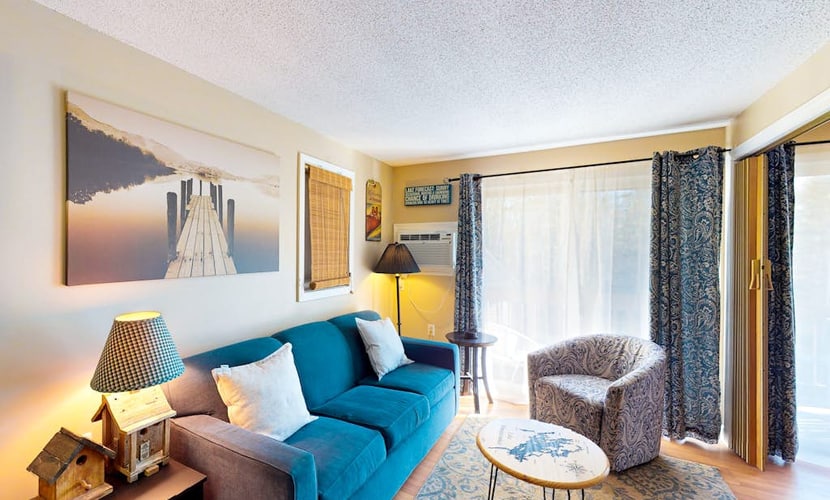 Conveniently located condo w/ a balcony, access to sports courts & private beach