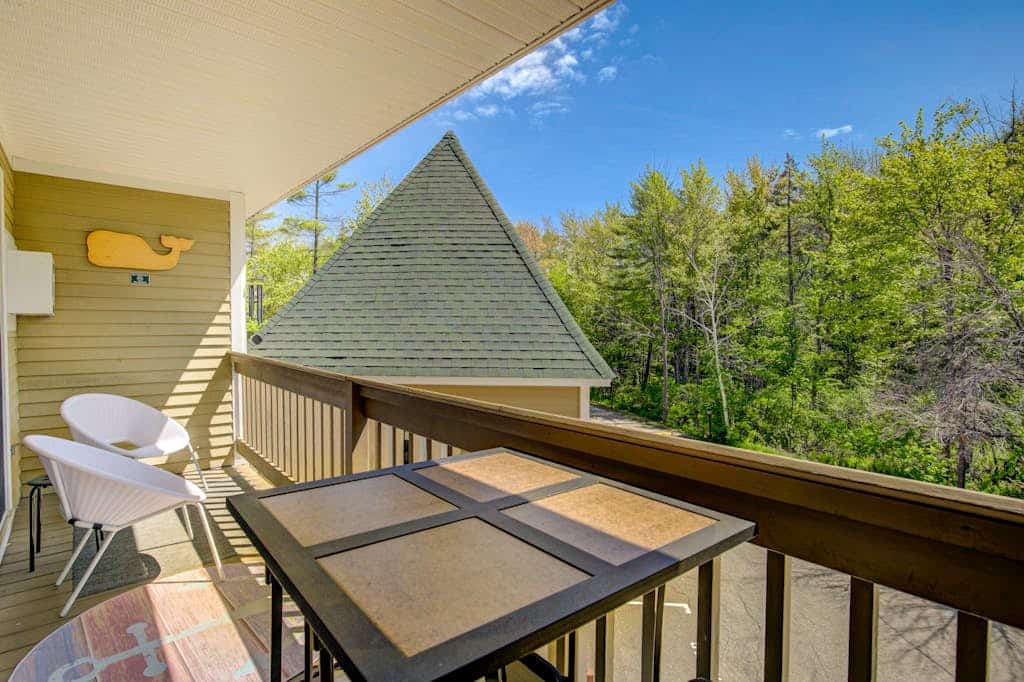Conveniently located condo w/ a balcony, access to sports courts & private beach