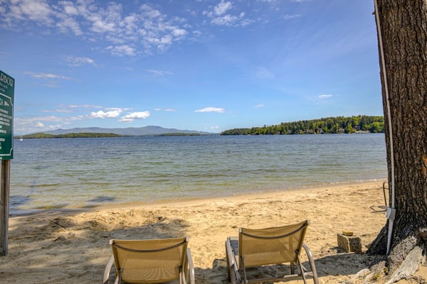 Conveniently located condo w/ a balcony, access to sports courts & private beach