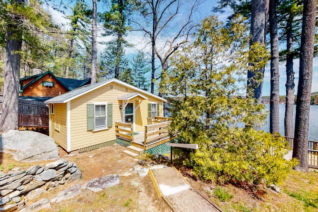 Picturesque studio in bay-front locale just steps to water w/WiFi & kitchenette