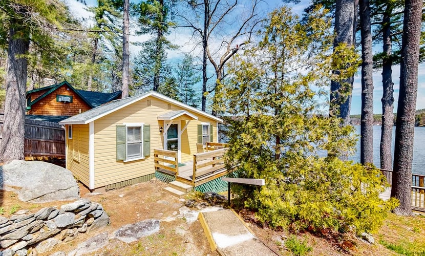 Picturesque studio in bay-front locale just steps to water w/WiFi & kitchenette