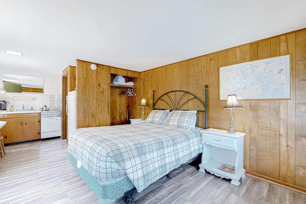 Picturesque studio in bay-front locale just steps to water w/WiFi & kitchenette