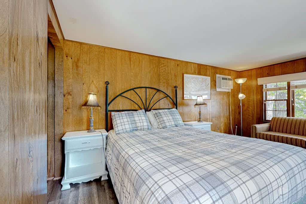 Picturesque studio in bay-front locale just steps to water w/WiFi & kitchenette