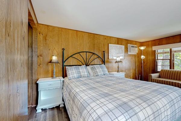 Picturesque studio in bay-front locale just steps to water w/WiFi & kitchenette