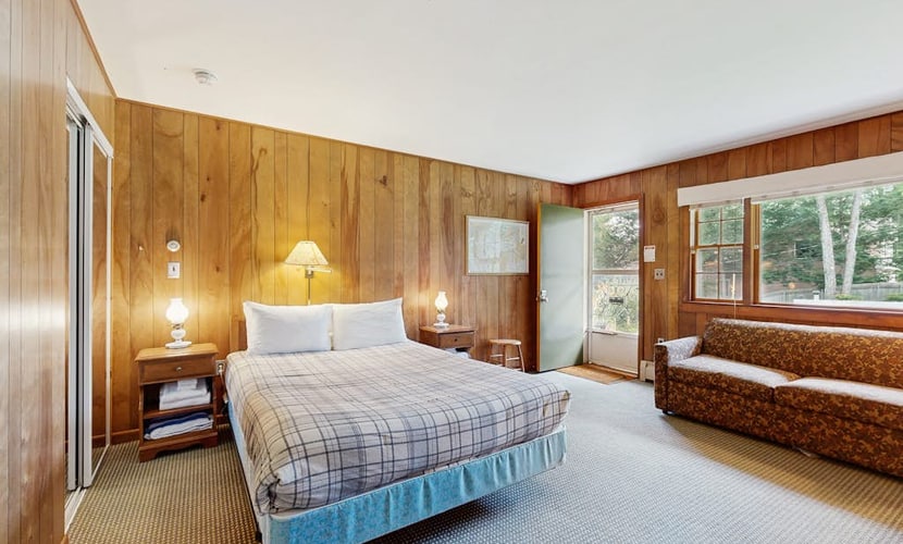 Fabulous studio suite just a few steps from the water w/WiFi, bay views