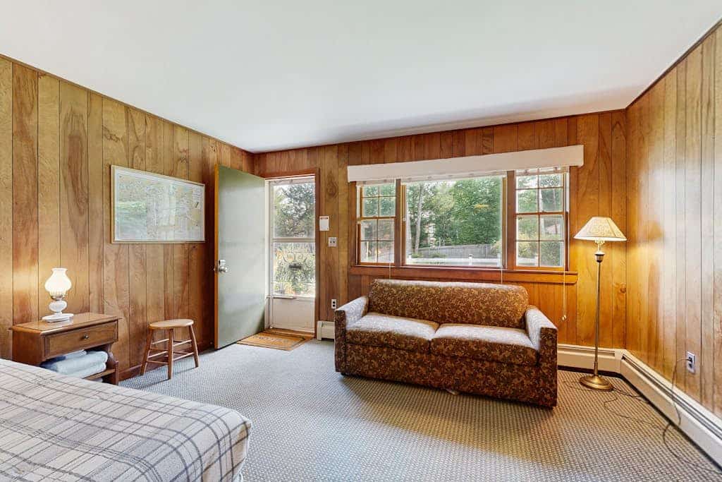Fabulous studio suite just a few steps from the water w/WiFi, bay views