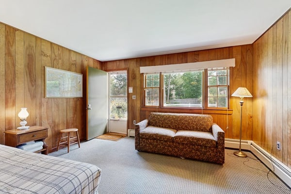 Fabulous studio suite just a few steps from the water w/WiFi, bay views
