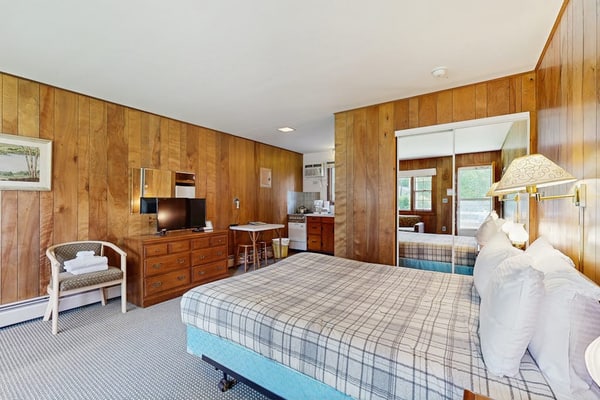 Fabulous studio suite just a few steps from the water w/WiFi, bay views