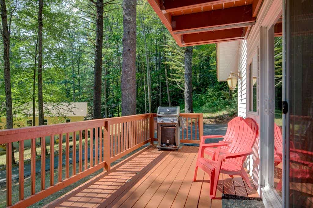 Serene getaway with private sauna, deck, grill, balcony, & washer/dryer