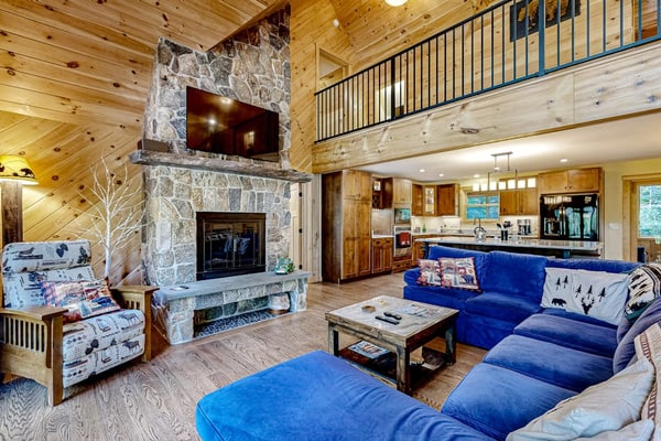 Charming 3 story retreat in the shadows of Lake Winnipesaukee