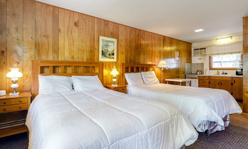 Wonderful studio steps from the bay w/free WiFi, kitchenette, great water views