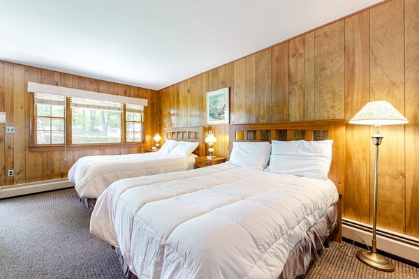 Wonderful studio steps from the bay w/free WiFi, kitchenette, great water views