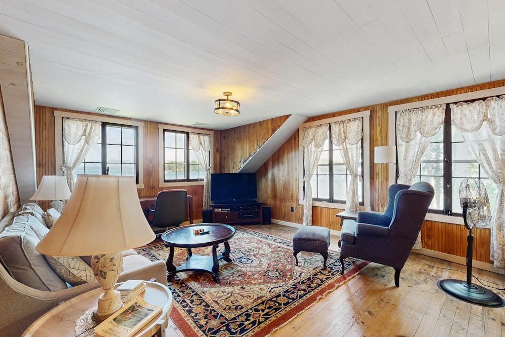 Meredith Lakefront Lodge on Lake Winnipesaukee