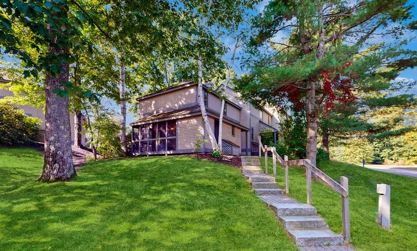 Well-appointed condo with beach access, pool, tennis court, & washer/dryer