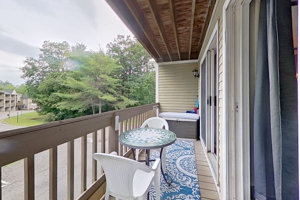Lakeside condo with beach/water access, pool & sports courts