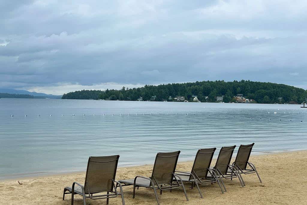 Lakeside condo with beach/water access, pool & sports courts