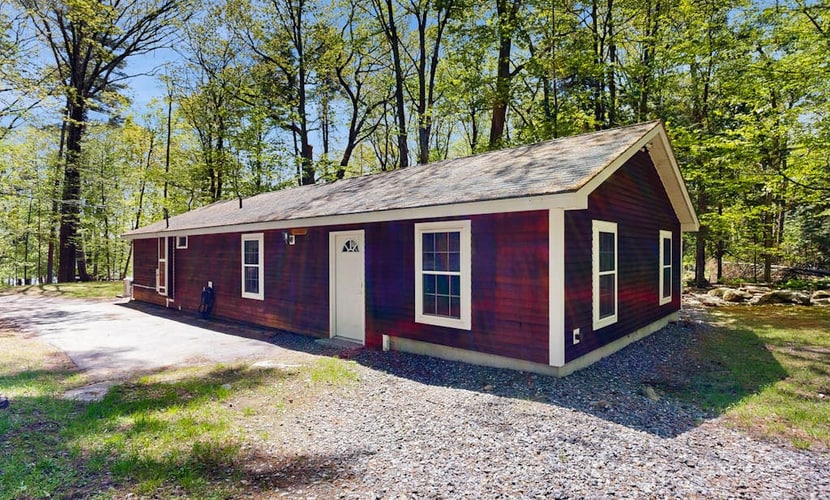 Authentic lake house near community beach, hikes, and ski resorts