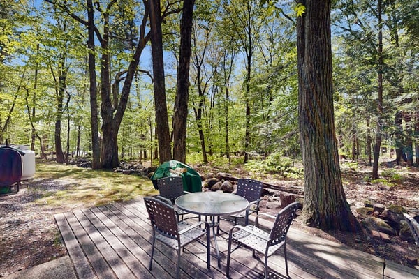Authentic lake house near community beach, hikes, and ski resorts