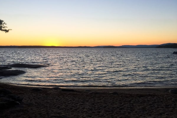 Authentic lake house near community beach, hikes, and ski resorts