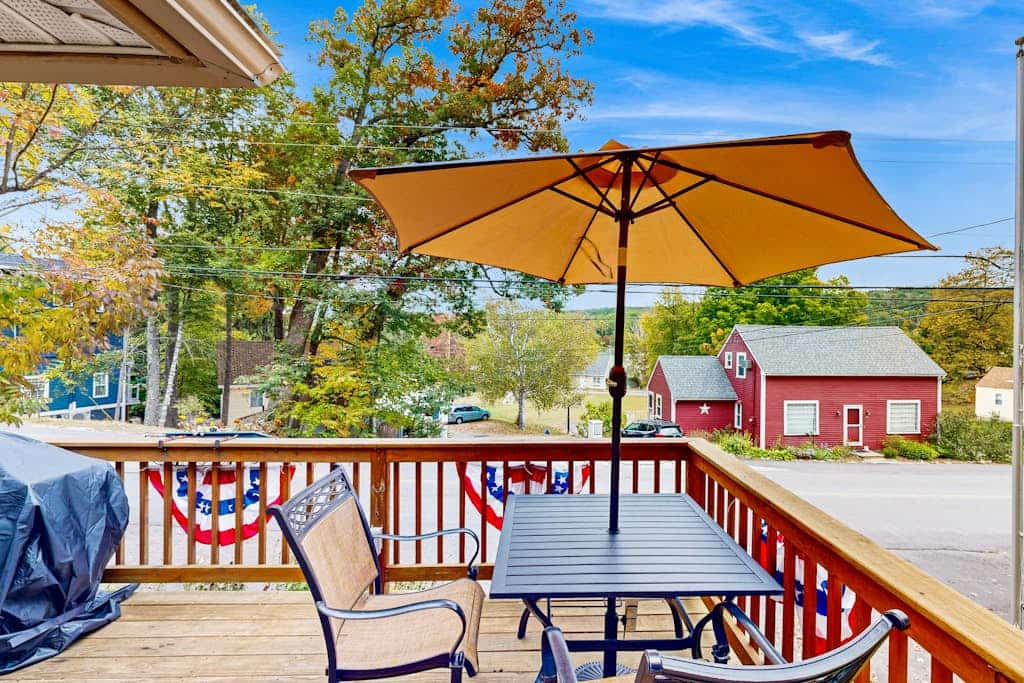 Charming centrally located cottage, screened in porch and walk to lake
