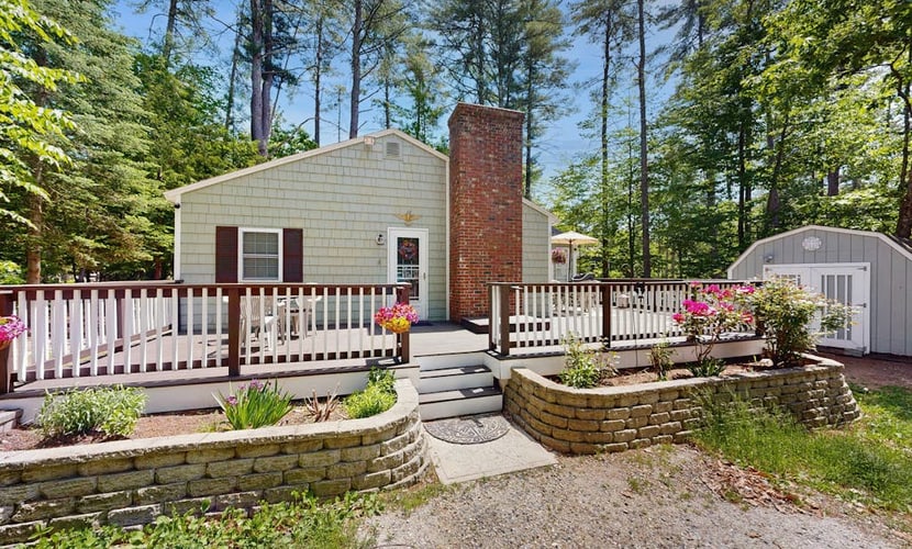 Cozy Dog Friendly Cottage w/ large deck, firepit, partial a/c & walk to lake